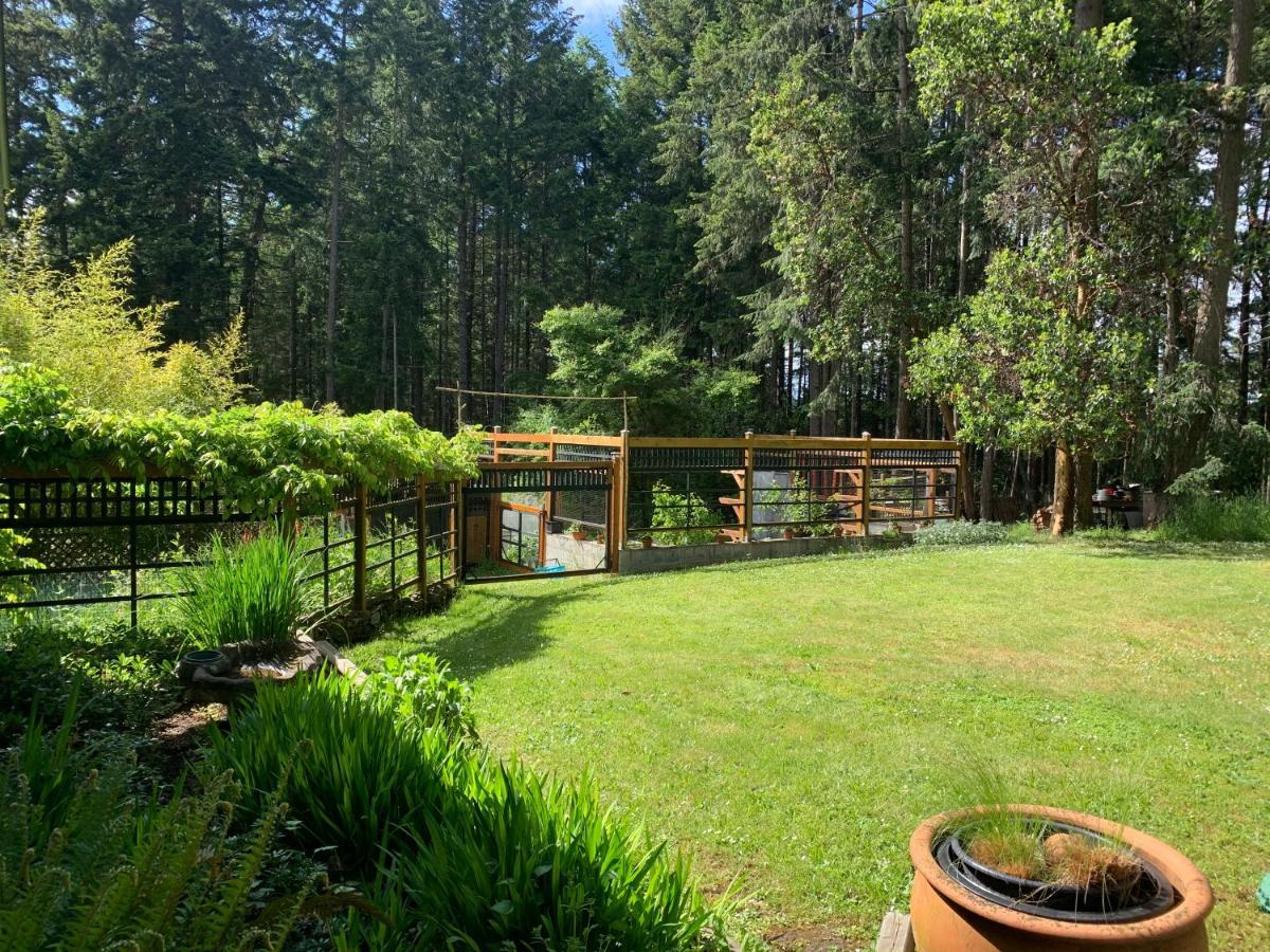 Salt Spring Carriage House Couette-café Ganges
