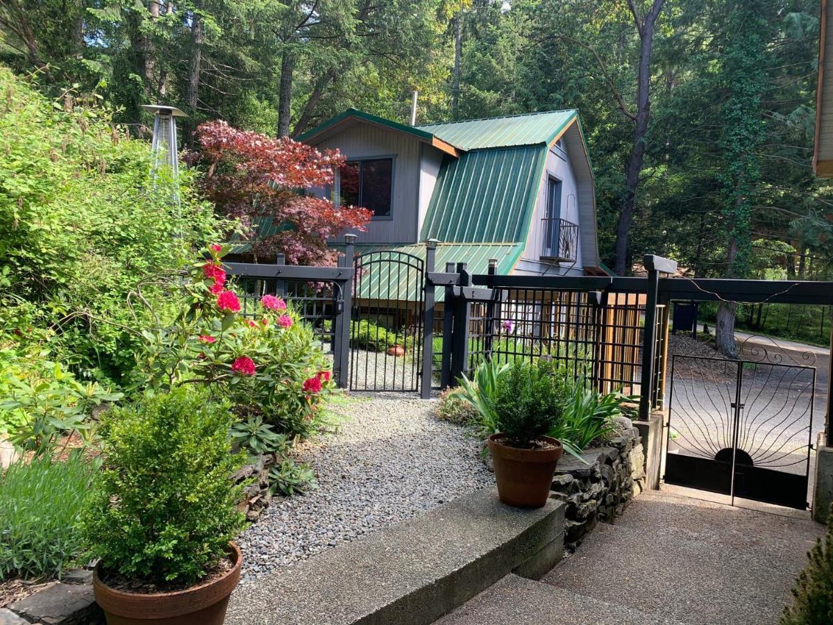 Salt Spring Carriage House Couette-café