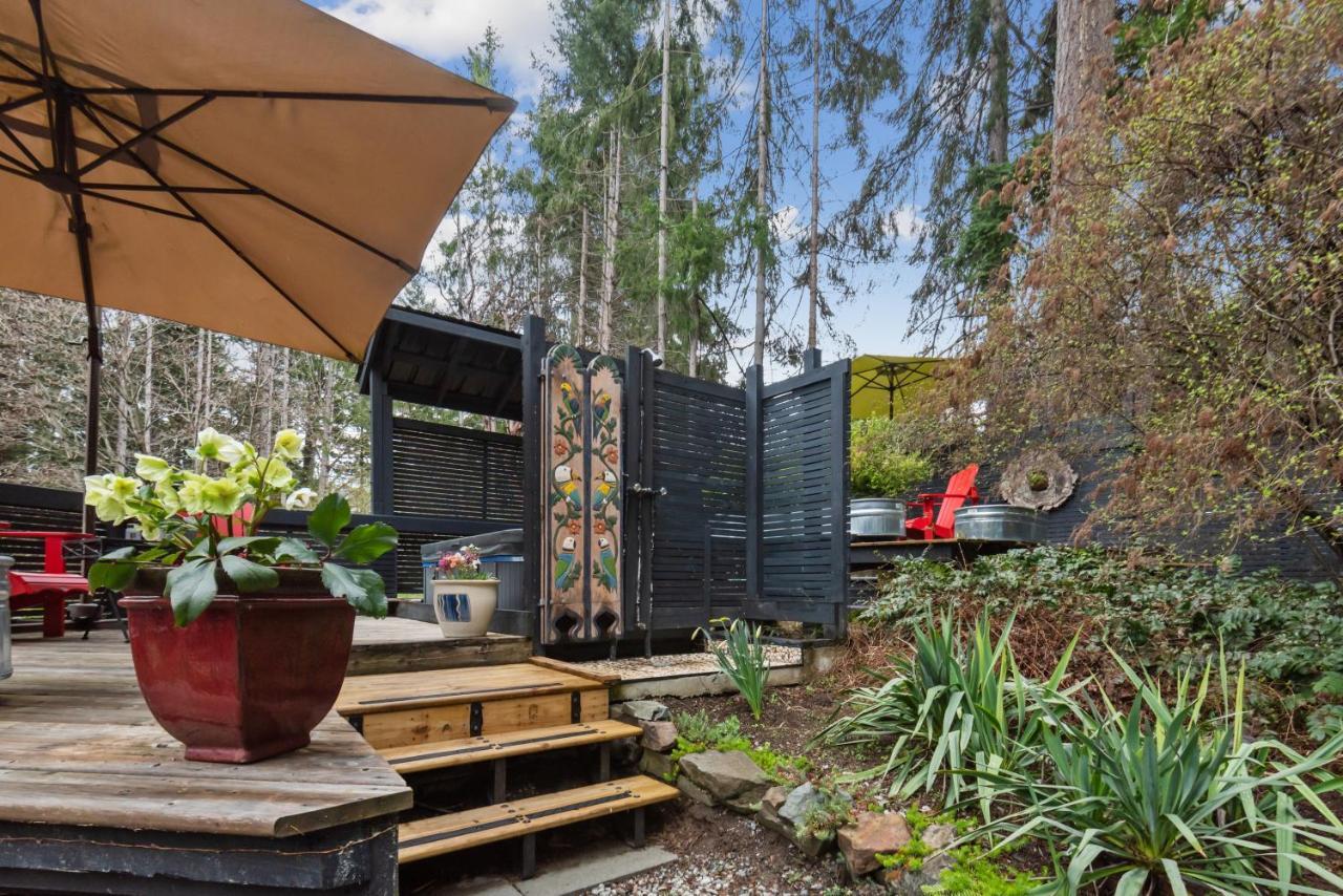 Salt Spring Carriage House Couette-café Ganges