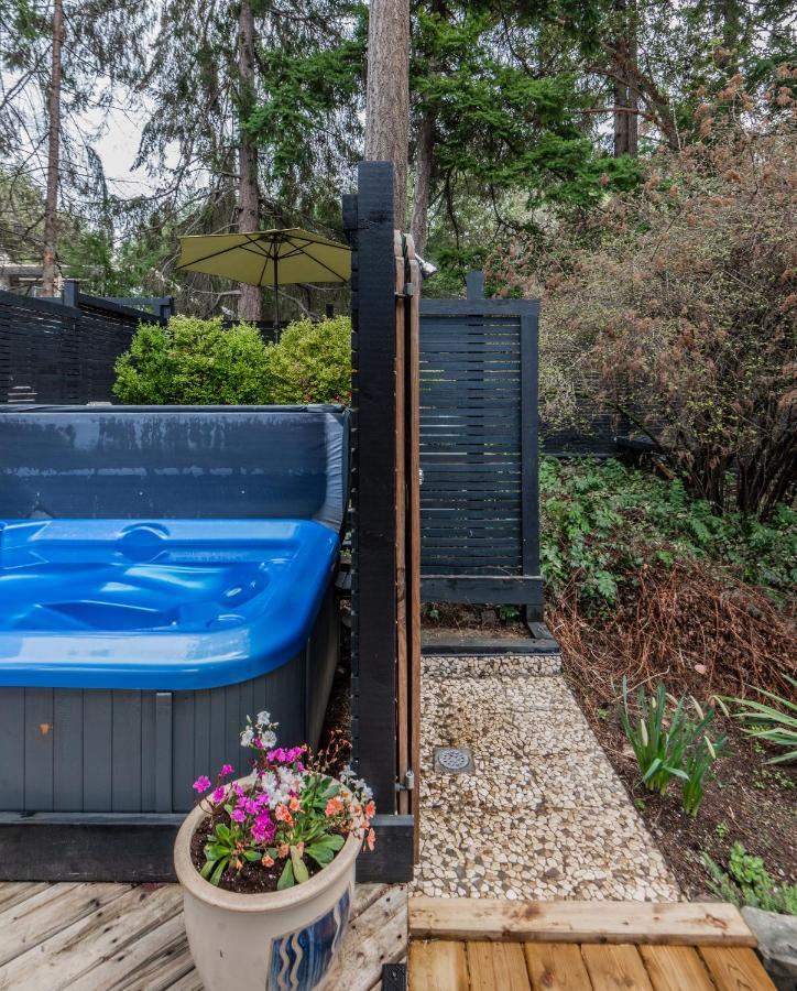 Salt Spring Carriage House 3*