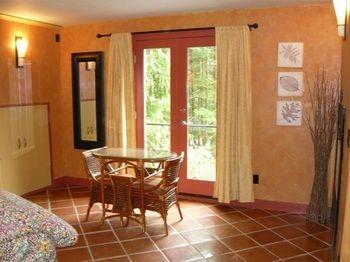 Salt Spring Carriage House Couette-café
